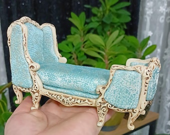 Set di chaise longue intagliate in miniatura: mobili per case delle bambole vittoriane in scala 1-12