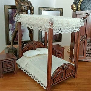 Handmade Wooden Four-Poster Miniature Bed, Dollhouse Furniture, Elegant Decorative Design, Vintage Style, Collectible Dollhouse Bed