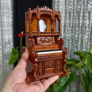Miniaturowe pianino vintage, miniaturowy domek dla lalek, meble do domku dla lalek, rękodzieło artystyczne, ręcznie robione dekoracje, instrument muzyczny, prezent dla niej