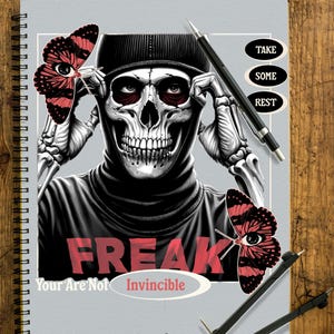 Könnte beinhalten: Spiralgebundenes Notizbuch mit einer Illustration eines Schädels mit schwarzem Rollkragen und Hut, roten Augen und Schmetterlingen. Das Wort "FREAK" ist rot, darunter steht "Your Are Not Invincible". Das Notizbuch hat auch den Text "Take Some Rest".