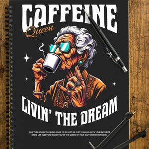 Könnte beinhalten: Schwarzes Spiralnotizbuch mit den Worten "CAFFEINE Queen" und "LIVIN' THE DREAM". Das Cover zeigt eine Illustration einer älteren Frau, die Kaffee trinkt. Der Text darunter lautet: "Egal, ob Sie Ihre To-Do-Liste abarbeiten oder einfach nur mit Ihrem Lieblingsgetränk entspannen, lassen Sie alle wissen, dass Sie die Königin Ihres koffeinhaltigen Königreichs sind."