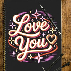 Könnte beinhalten: Schwarzes Spiralnotizbuch mit den Worten "Love You" in einer farbenfrohen, stilisierten Schriftart. Das Design umfasst Sterne und ein Herz, mit einem Stift und einem Zirkel auf einer Holzoberfläche. Der Text "@Get Visual Vibes" ist ebenfalls sichtbar.