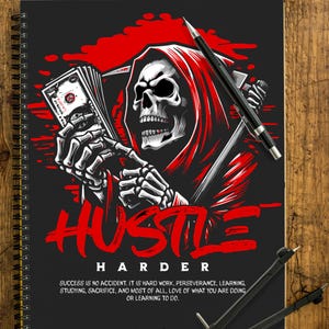 Könnte beinhalten: Schwarzes Spiralnotizbuch mit einer rot-weißen Grafik eines Schädels in einer Kapuze, der Geld und eine Sense hält. Das Wort "HUSTLE" ist rot, darunter steht "HARDER". Der Text unten lautet "Erfolg ist kein Zufall..."