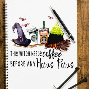 Può includere: Illustrazione su un taccuino a spirale con un cappello da strega, tazze di caffè, un calderone e pipistrelli. Il testo recita: "Questa strega ha bisogno di caffè prima di qualsiasi Hocus Pocus".