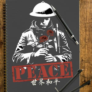 Könnte beinhalten: Spiralgebundenes Notizbuch mit einer Schwarz-Weiß-Illustration eines Soldaten, der rote Rosen hält. Das Wort "PEACE" ist rot gestempelt, darunter japanischer Text. Das Notizbuch liegt auf einer Holzoberfläche.