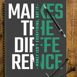 Pode incluir: Um caderno espiral com o texto "MAKES THE DIFFERENCE - MONEY ISN'T EVERYTHING, BUT IT-" em branco e verde. Uma caneta preta, um compasso e outros artigos de papelaria estão em uma superfície de madeira.