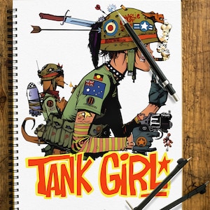 Könnte beinhalten: Spiralgebundenes Notizbuch mit einer farbenfrohen Illustration einer Tank Girl-Figur. Das Kunstwerk zeigt einen Soldaten mit Helm und Pistole, mit den Worten "TANK GIRL" in Orange und Gelb. Das Notizbuch liegt auf einer Holzoberfläche.