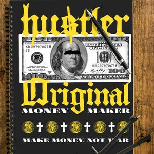 Könnte beinhalten: Schwarzes Spiralnotizbuch mit den Wörtern "hustler" und "original" in gelber gotischer Schrift. Ein stilisiertes $-Symbol und eine Grafik eines 100-$-Scheins sind ebenfalls vorhanden. Der Satz "Make money, not war" steht unten.