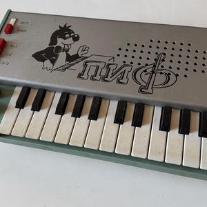Vintage Sovjetunionen PIF analog synthesizer | Sovjetiskt leksakskeyboard Retro elektroniskt instrument för reservdelsreparation samlarobjekt