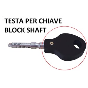 Può includere: Una chiave nera con un gambo argentato e un piccolo foro nell'impugnatura. Il testo "TESTA PER CHIAVE BLOCK SHAFT" è visibile sopra la chiave.