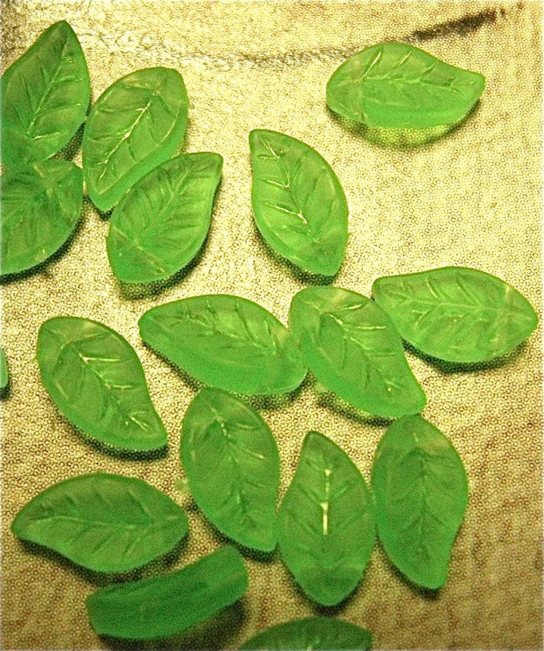 Green leaf Beads 10x6mm 100 pieces, Buy More and Save afbeelding 3