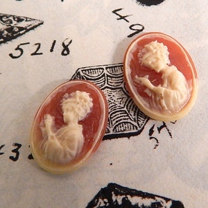 Cameo of Woman with Looking Glass (4) 18 x 13 mm