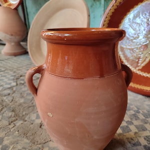 Handgjord marockansk tanjia, tangia, lerkruka för långkokning, marrakech-kokkärl