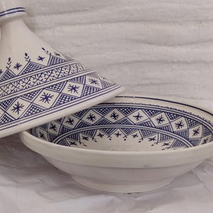 Bring home the charm of North African ceramics with this White ceramic tagine, a fusion of classic craftsmanship and modern aesthetics. Perfect as a serving tagine or for traditional recipes, its handcrafted ceramic body and blue geometric motifs reflect true Moroccan artistry. Whether used as a cooking tagine or displayed as pottery tagine ceramic, it makes a timeless statement rooted in Safi and Fez traditions.