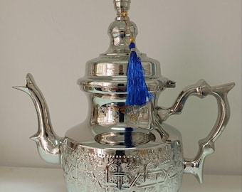 Handgemachte versilberte marokkanische Teekanne: Traditioneller arabischer Teeheber