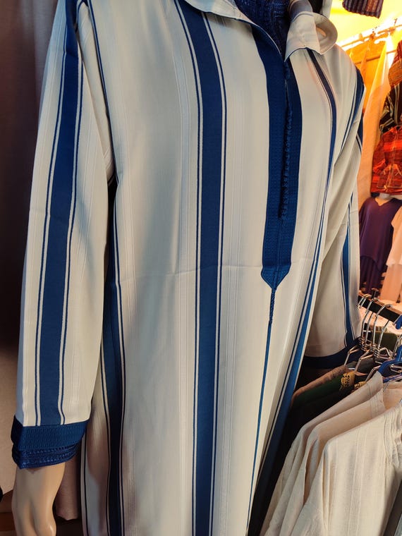Handcrafted Moroccan Djellaba: White & Blue Embroidered Thobe
