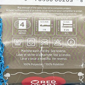 Pode incluir: Uma etiqueta para fio de peso m&eacute;dio, com fio azul vis&iacute;vel. A etiqueta inclui instru&ccedil;&otilde;es de cuidado, medidas em cm e polegadas, e o texto "Lavar e secar na m&aacute;quina. Ver verso."