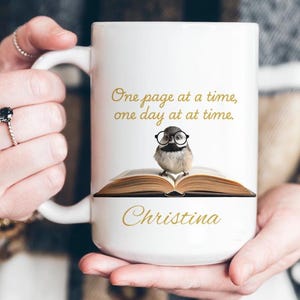 Personalizowany kubek z sikorką „Jedna strona na raz, jeden dzień na raz”, inspirujący kubek do kawy, prezent dla miłośnika książek, kubek z ptakiem, uroczy ceramiczny kubek