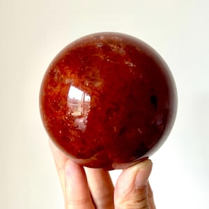 73 mm Sambische Lebendiger Roter Feuerquarz Kugel | Tiefrote Kristallkugel für Vitalität, Selbstvertrauen & Erdung, aufbauender weiblicher Energiestein