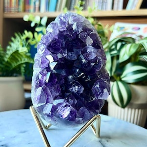 Hochwertiges tiefviolettes Uruguay-Amethyst-Ei|Natürliche Druzy Amethyst-Cluster|Polierte Drachenei-Form|Großer Punkt|Goldener Ständer