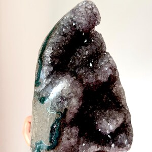 Große Midas Finger Amethyst Geode Basis | 1.7kg 3.82lb Seltene Natürliche Vorstehformation mit Grünem Spitzenrand | Statement-Kristall