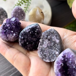 Mini Amethyst Kristallei - Natürliche Druzy Amethyst Gruppe, polierte Drachenei Form, gemischte Farben Kristall Ostergeschenk für Kinder und Freunde