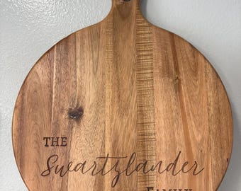 Planche à charcuterie personnalisée en bois d'acacia avec poignée - Planche à fromages ronde gravée personnalisée - Plateau de service rustique pour recevoir et offrir