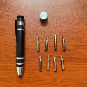 Mini destornillador 8 en 1 personalizado: herramienta multiusos de bolsillo grabable para aficionados al bricolaje.