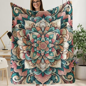 Peut inclure: Une couverture en molleton à motif mandala coloré avec un motif floral dans les tons rose, bleu, vert et marron.