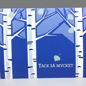 Pu&ograve; includere: Un biglietto blu e bianco con un'immagine stilizzata di betulle e il testo "TACK S&Aring; MYCKET".