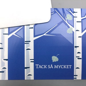 Pu&ograve; includere: Un biglietto blu con un disegno di betulla bianca e il testo "TACK S&Aring; MYCKET" in bianco.