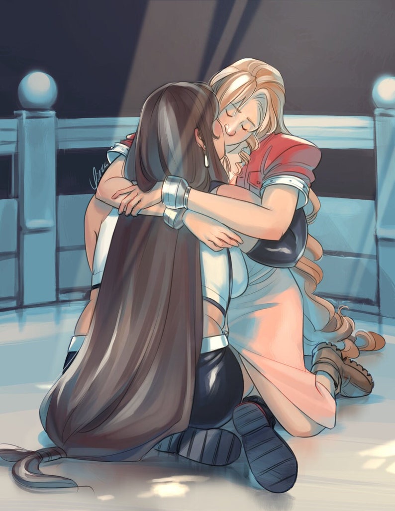 Op de afbeelding: Twee vrouwen met lang haar omhelzen elkaar. De vrouw vooraan draagt een rood shirt en een witte rok. De vrouw achteraan draagt een zwart topje en een zwarte broek. Ze lachen allebei en kijken elkaar aan.