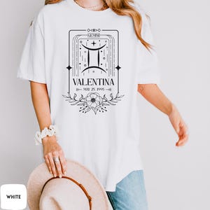 Personalisiertes Zwillings-Shirt mit Namen und Geburtstag, Comfort Colors® Zwillings-T-Shirt, Astrologie-Liebhaber-Zwillings-Sweatshirt, Zwillingsgeschenk, Zwillings-Zeichen