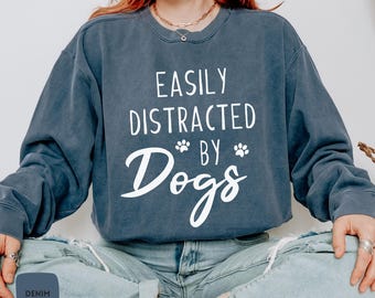 Sudadera "Easy Distract By Dogs" - Sudadera para amantes de los perros Comfort Colors® / Camiseta para mamá de perro, camiseta para papá de perro, camiseta para amantes de los perros, regalo para amantes de los perros