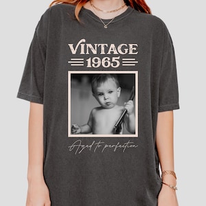 60. Geburtstag Shirt | Kundenspezifisches Foto Retro 60. Geburtstagsgeschenk für Männer Frauen | 1965 Geburtstag Lustiges Geschenk für | Trendiges 60er Geburtstag T-Shirt