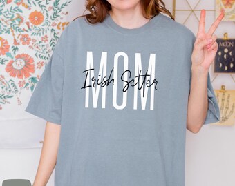 May include: A grey t-shirt with the text "MOM Irish Setter" in white lettering.
