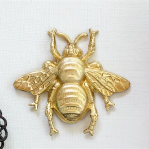 2 latón BEE embellecimiento de la joyería. Estampado de latón crudo hecho en los EE.UU. 29mm x 31mm (FF42)