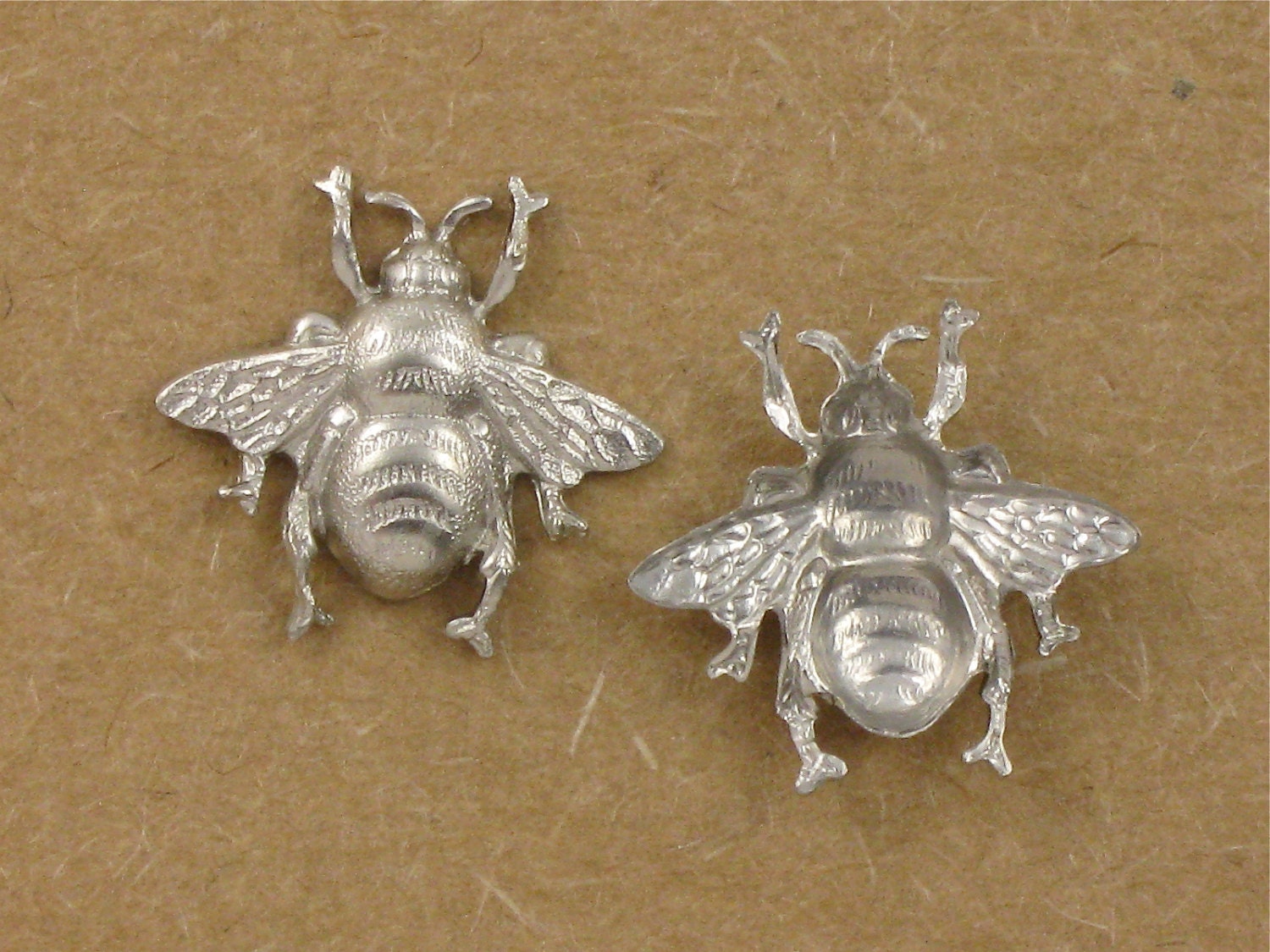 小物 bee 4 Small Matte Silver BEE Jewelry Embellishment . 17mm X 19mm