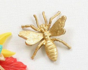 1 brass Winged INSECT jewelry embellishment.  Raw brass stamping made in the US. 26.5mm x 25.5mm (ST52)