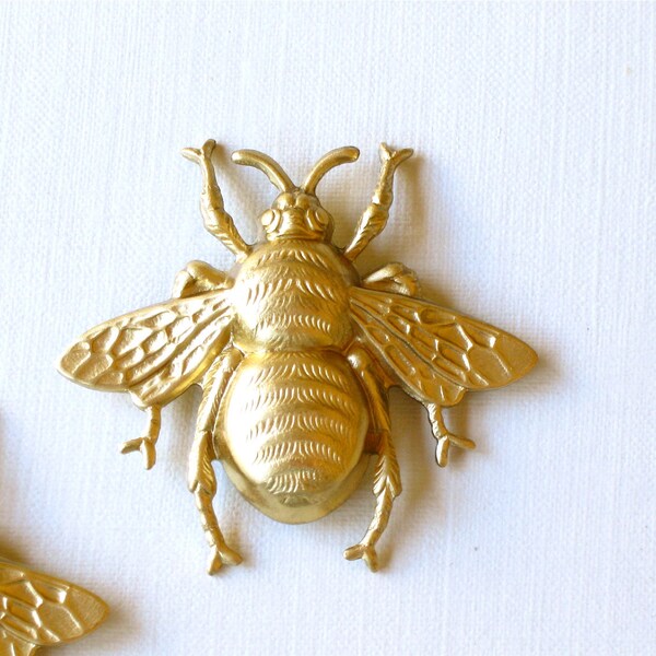 gran latón BEE joyas embellecimiento. Estampado de latón crudo hecho en los EE.UU. 39mm x 42mm (FF42b)