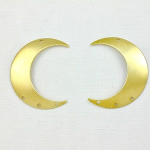 8 Halbmond Schmuckanhänger oder Ohrringstücke mit zusätzlichen Löchern. 4 Links und 4 Rechte. 33mm x 26mm (T41).