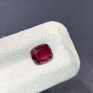 Rubino rosso violaceo da 1,59 ct. Solo trattamento termico. Certificato AIG.