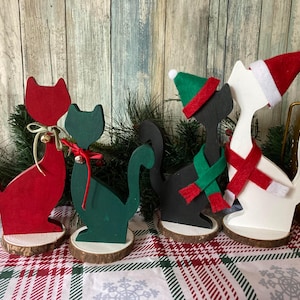 Wooden Christmas Cat Decor: Farmhouse Holiday Shelf Decoration - Hand Painted