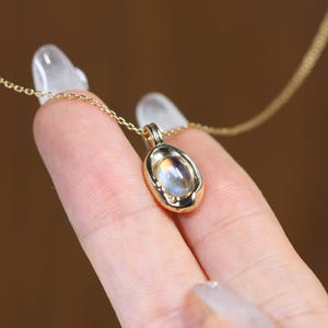 Oval Rainbow Moonstone Eggshell Pendant Necklace，9K 14K Solid Gold Minimalist Everyday Delicate Water Drop Moonstone Necklace For Women