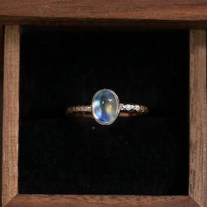 Natürlicher Regenbogen Mondstein Oval Form Ring, Lünette Set Stapelbarer Ring, Juni Birthstone Ring , 9K 14K 18K Solid Gold Verlobungsring , Hochzeitsgeschenk