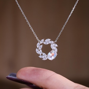 Natural Rainbow Moonstone Wreath Pendant Necklace –14K Solid Gold Moonstone Jewelry，Dainty Simple Can Be Worn Every Day Moonstone Necklace