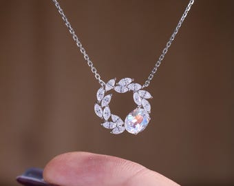 Natural Rainbow Moonstone Wreath Pendant Necklace –14K Solid Gold Moonstone Jewelry，Dainty Simple Can Be Worn Every Day Moonstone Necklace