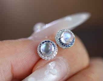 Minimalist Daily 9K 14K 18K Solid Gold Rainbow Moonstone Stud Earrings，Blue Sapphire&Moissanite Halo Earrings，Round Gemstone Earrings Gift