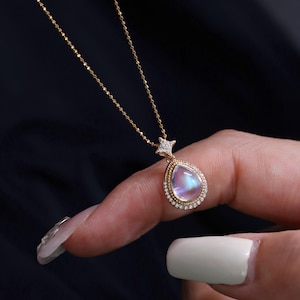 Vintage Star Natural Rainbow Moonstone Pendant，14K Solid Gold Moonstone Necklace，Dainty Simple Can Be Worn Every Day Moonstone Necklace