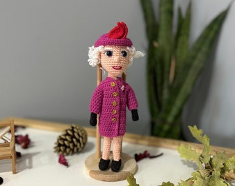 Muñeca de ganchillo de la Reina Isabel II – Homenaje real hecho a mano con soporte